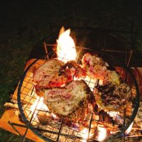 秋のキャンプに焚き火で無骨に焼いた肉料理を食らう！牛肉、豚肉はそのまま焼いて鶏肉はチーズタッカルビに