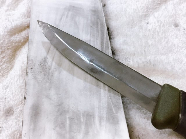 ナイフを研ぐ (24)
