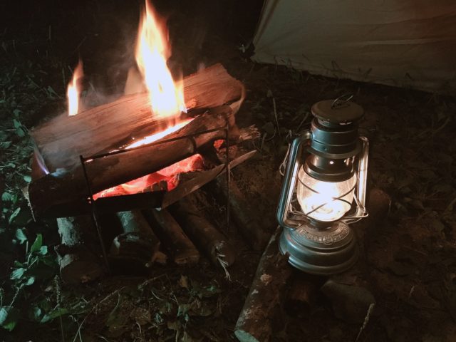 焚き火に火吹き棒はキャンプにあると便利な道具だけど本当に必要？ | ドラッグスター乗りの無骨キャンプツーリング！