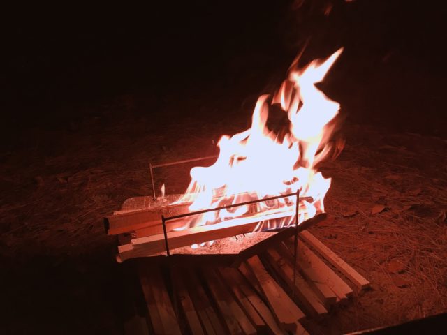 DDタープで雨キャンプの中焚き火