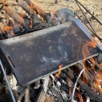 【独焼鉄板】キャンプに使う鉄板の手入れ！使用後の洗い方と保管方法は？